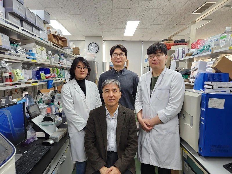 Da esquerda para a direita) Estudante de doutorado Jeong Seo-yoon, (embaixo) Professor Cho Gwang-hyeon, (em cima) Dr. Shin Dong-kwan, Dr. Gong Jeong-ryeol da direita.